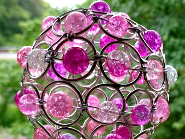 Ornamentkugel mit pinkfarbenen Glasperlen