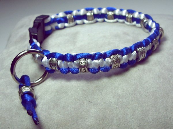 Hundehalsband mit Perlen blau/weiß