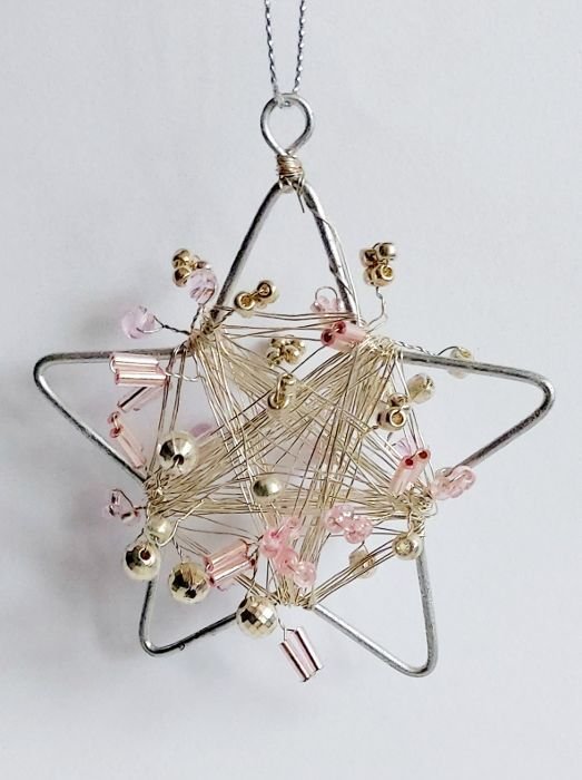Dekorativer Weihnachtsstern mit Silberdraht und rosa Perlen 75 mm