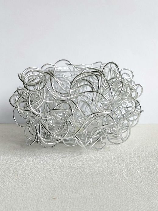 Teelichthalter aus eloxierten Aluschmuckdraht in Silber 11 cm Durchmesser