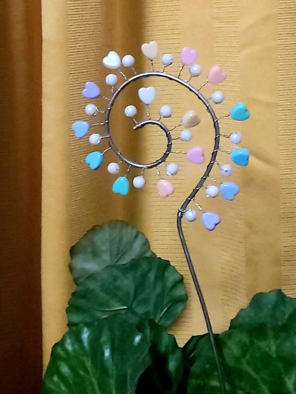 Gartenstecker Pflanzenstecker Blumenstecker Spirale mit Acryl-Herzchen