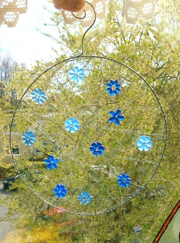 Sonnenfänger Fensterschmuck Rund mit blauen Acrylblüten
