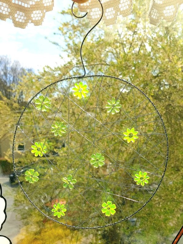 Fensterschmuck Sonnenfänger Rund mit neongrünen Acrylblüten