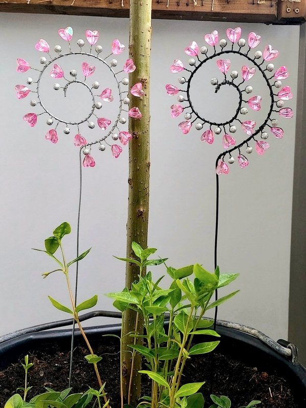 Deko Blumenstecker Gartenstecker Spirale mit rosa transparenten Herzen