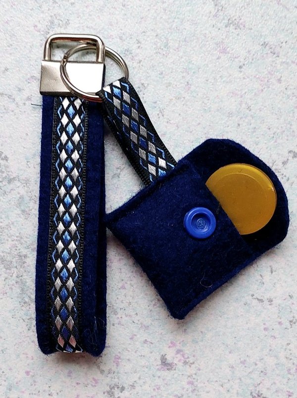 Schlüsselanhänger / Taschenanhänger mit Chiptäschchen in Braun