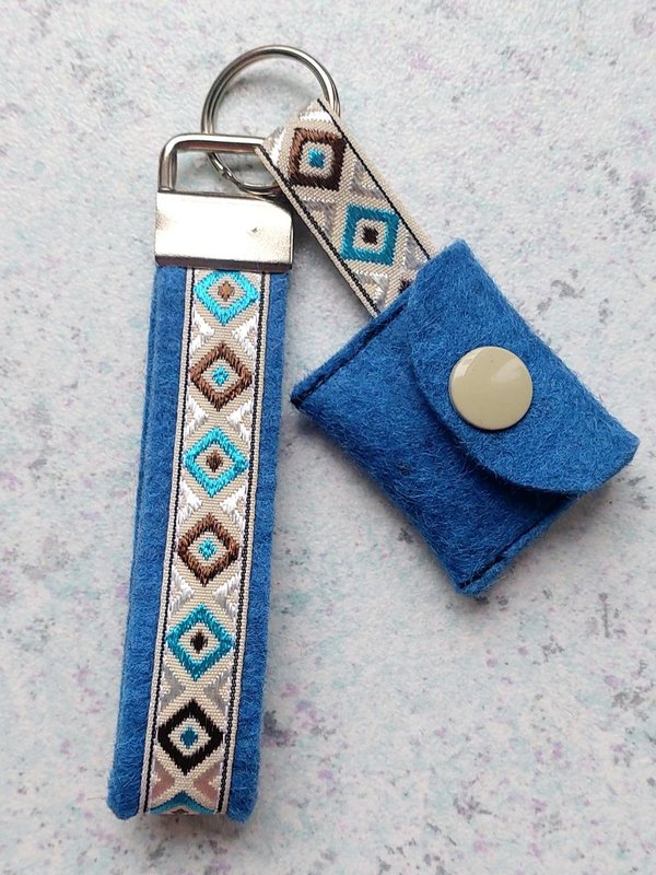 Schlüsselanhänger / Taschenanhänger mit Chiptäschchen in Blau