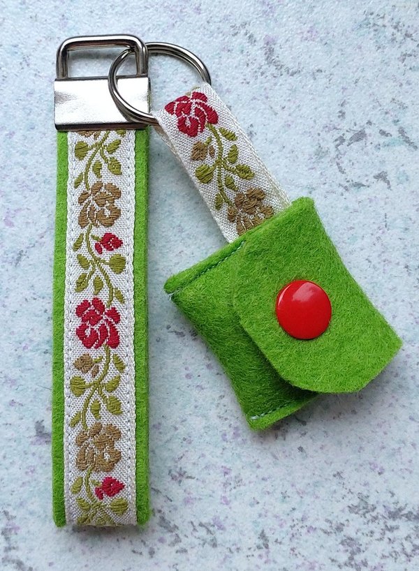 Schlüsselanhänger / Taschenanhänger mit Chiptäschchen in Apfelgrün