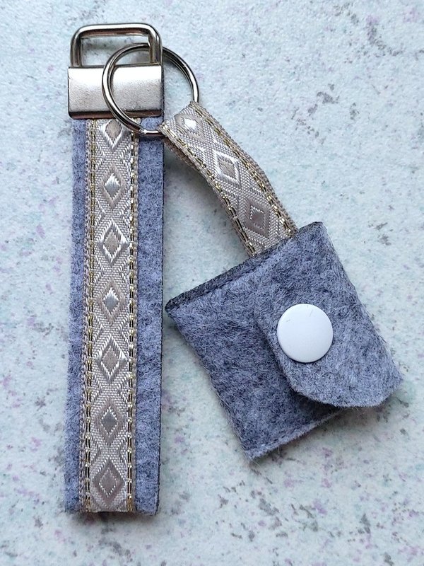 Schlüsselanhänger / Taschenanhänger mit Chiptäschchen in Grau