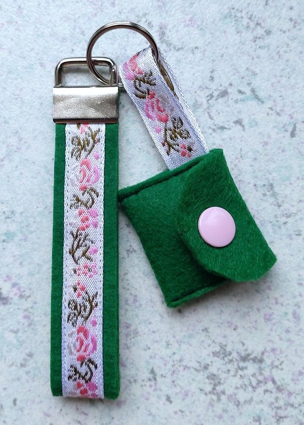 Schlüsselanhänger / Taschenanhänger mit Chiptäschchen in Grün