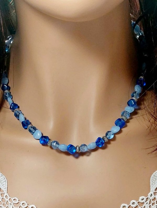 Halskette Perlenkette in verschiedenen Blautönen