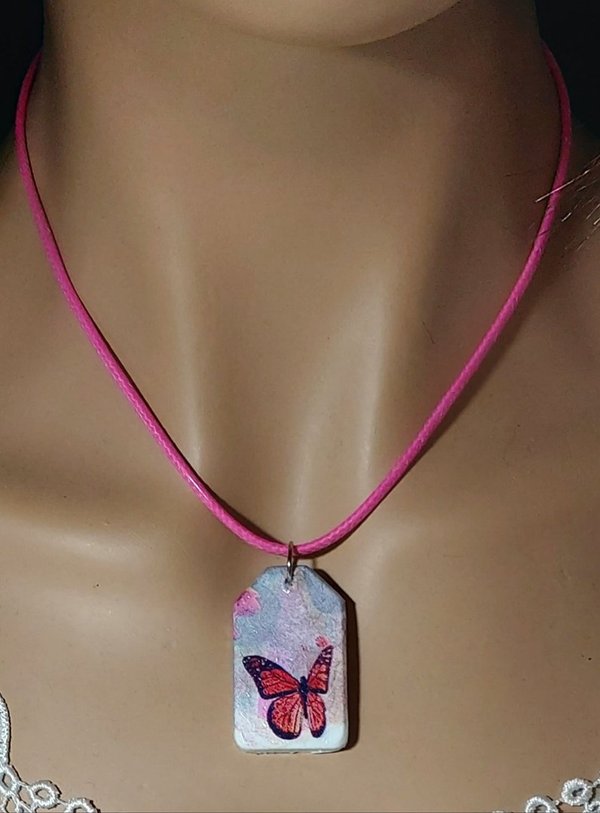 Halskette mit Betonanhänger und Serviettentechnik Schmetterling