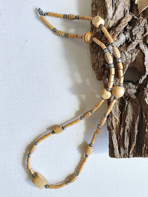 Lange Halskette aus Holzperlen in Beige