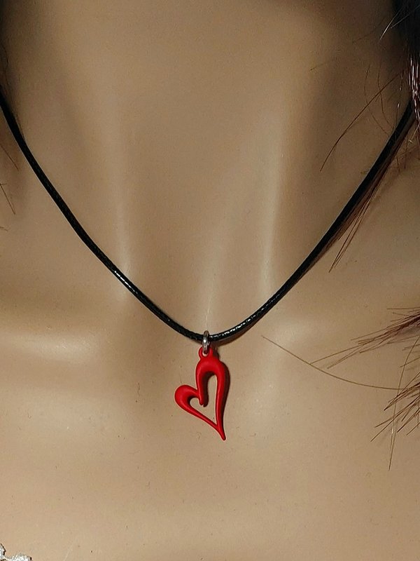 Halskette mit roten Herzanhänger