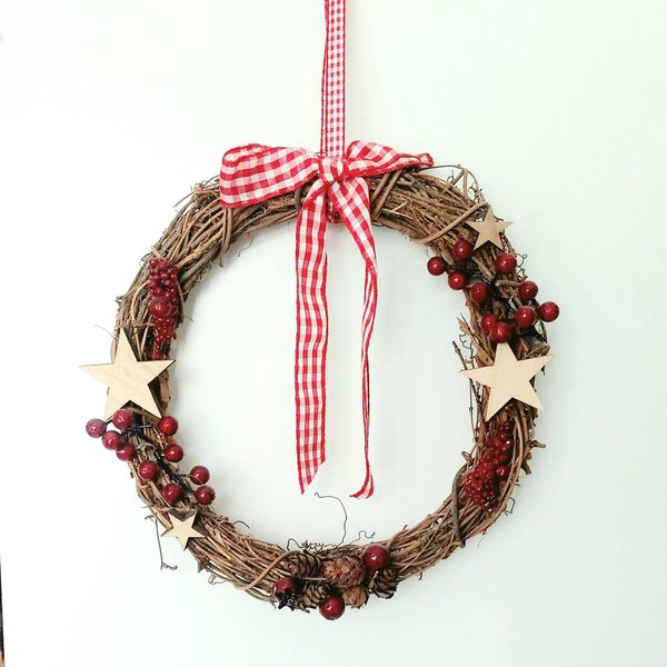 Weihnachtskranz Rebenkranz mit roten Beeren und Holzsternen