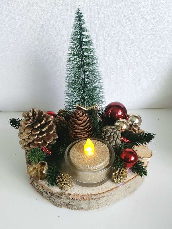 Adventsgesteck Weihnachtsgesteck mit Tannenbaum und Teelicht auf Baumscheibe