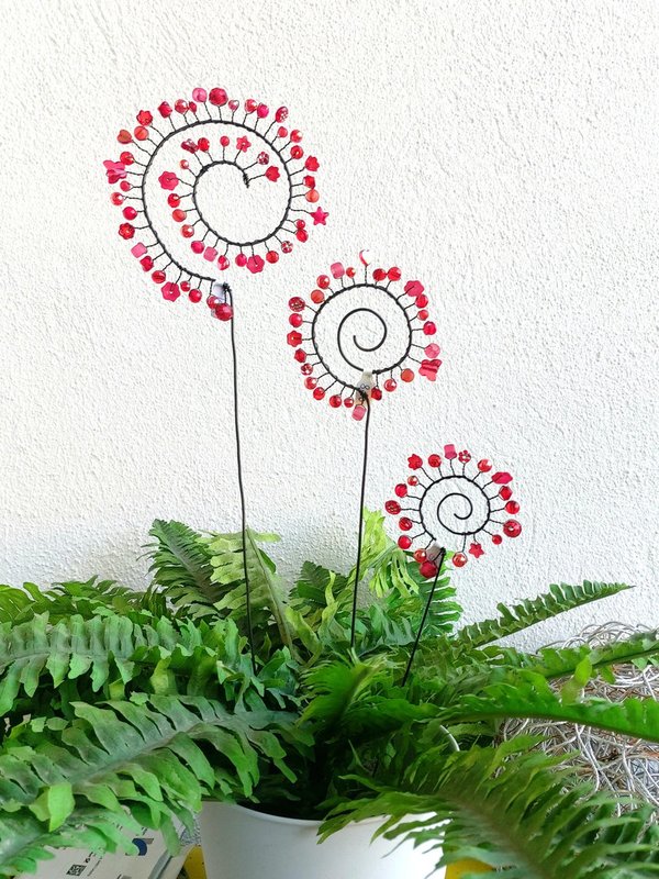 Spiral Blumenstecker Pflanzenstecker mit verschiedenen roten transparenten Perlen